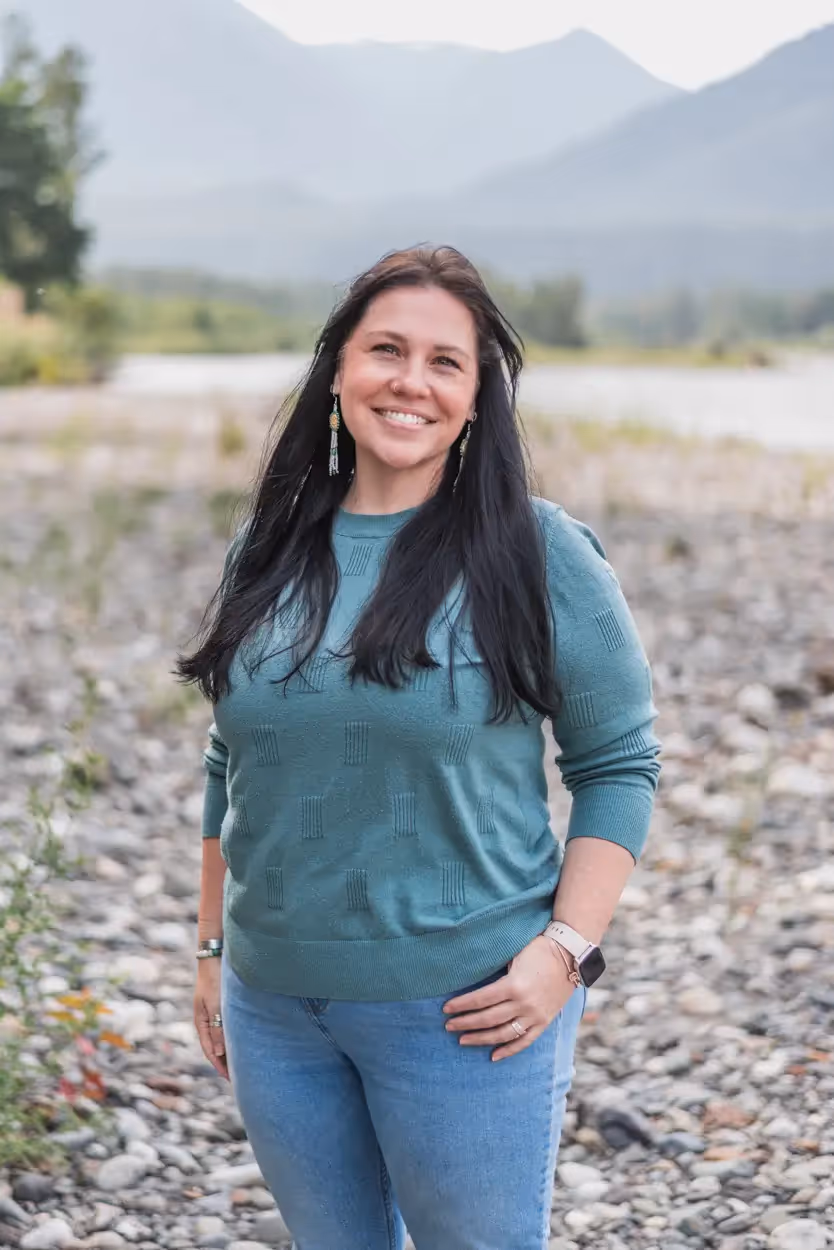 Seek Optimal lifestyle photography featuring people in an outdoor setting