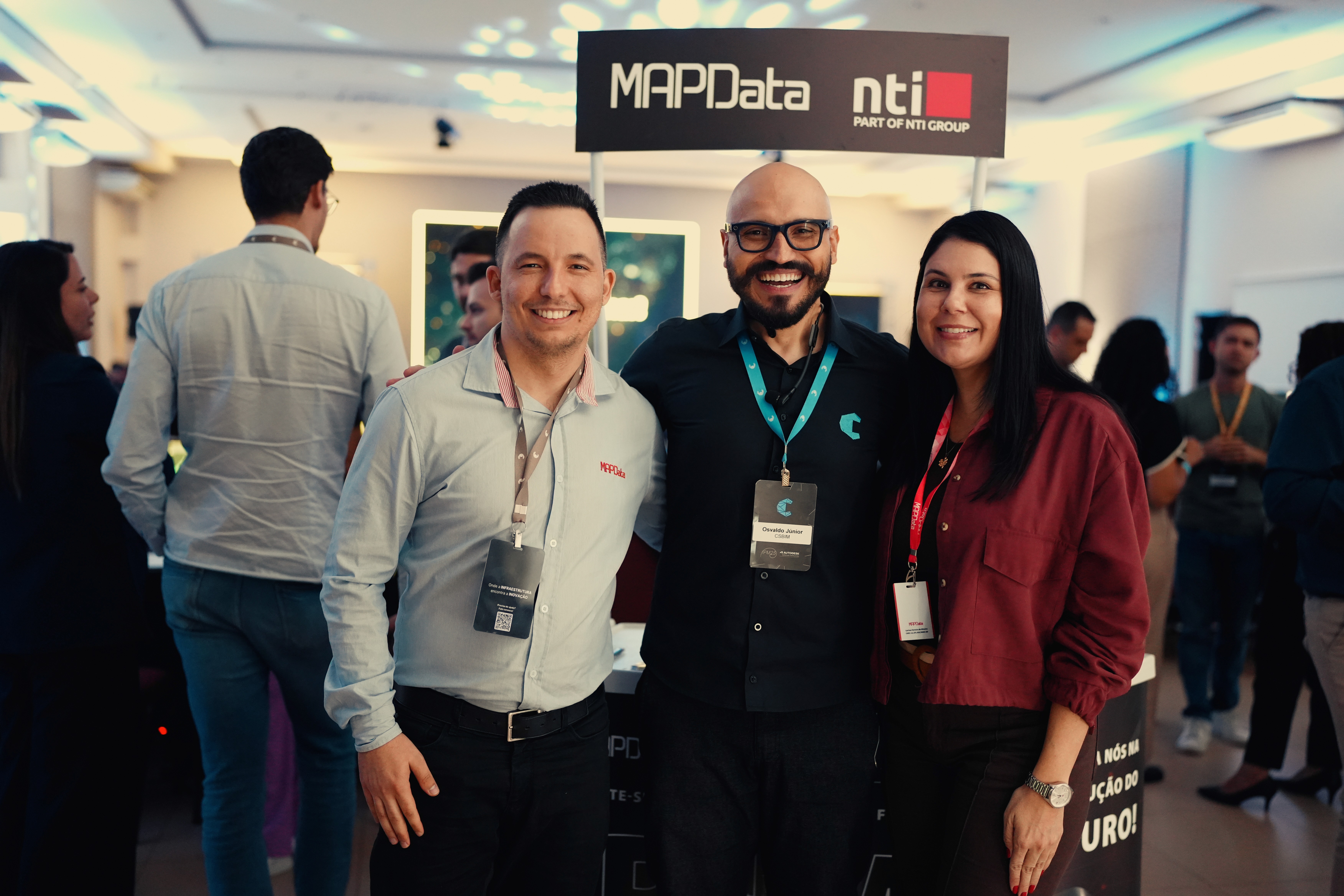 Imagem de pessoas tirando foto com o mentor Osvaldo