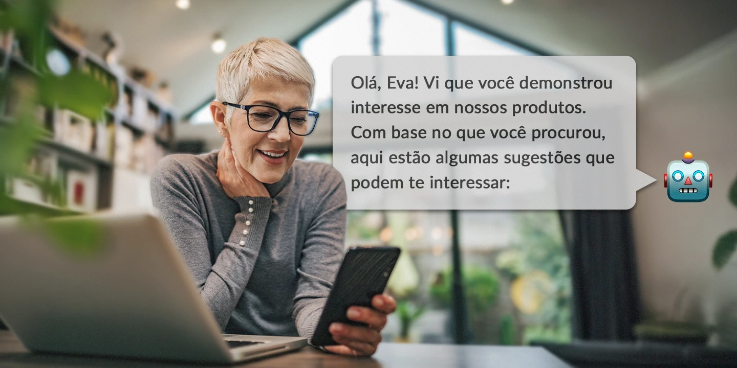 Mulher sorridente recebendo recomendações personalizadas de produtos via chatbot no WhatsApp, com base em seus interesses de compra