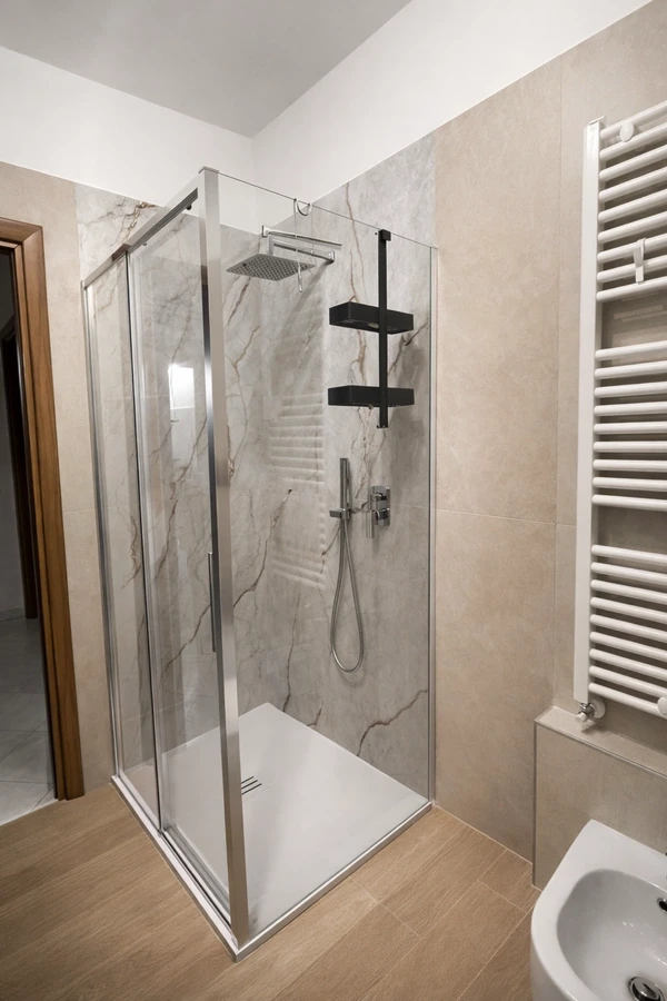 Tecnico al lavoro su impianto WC incassato Geberit durante ristrutturazione bagno, con attrezzi e tubazioni a vista.