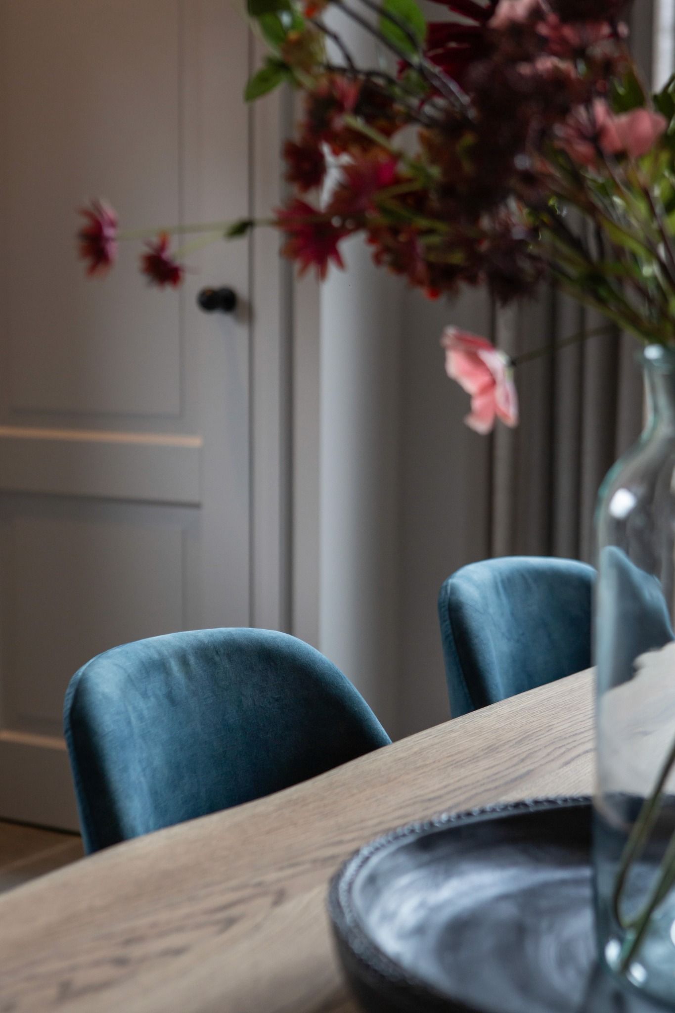 eettafel met blauwe stoelen en zijde bloemen