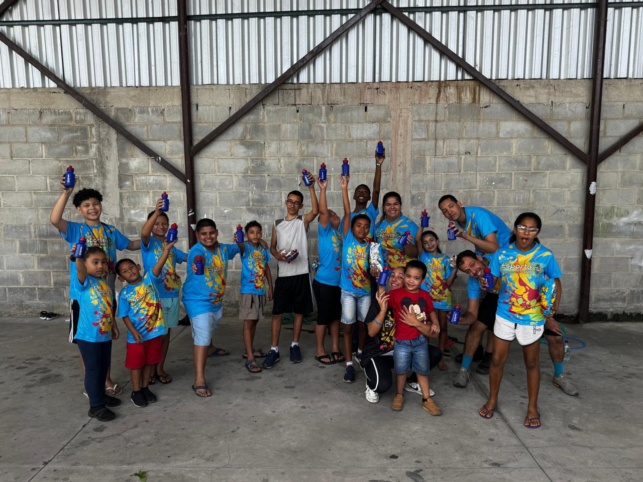 Grupo comemorando conquistas do projeto