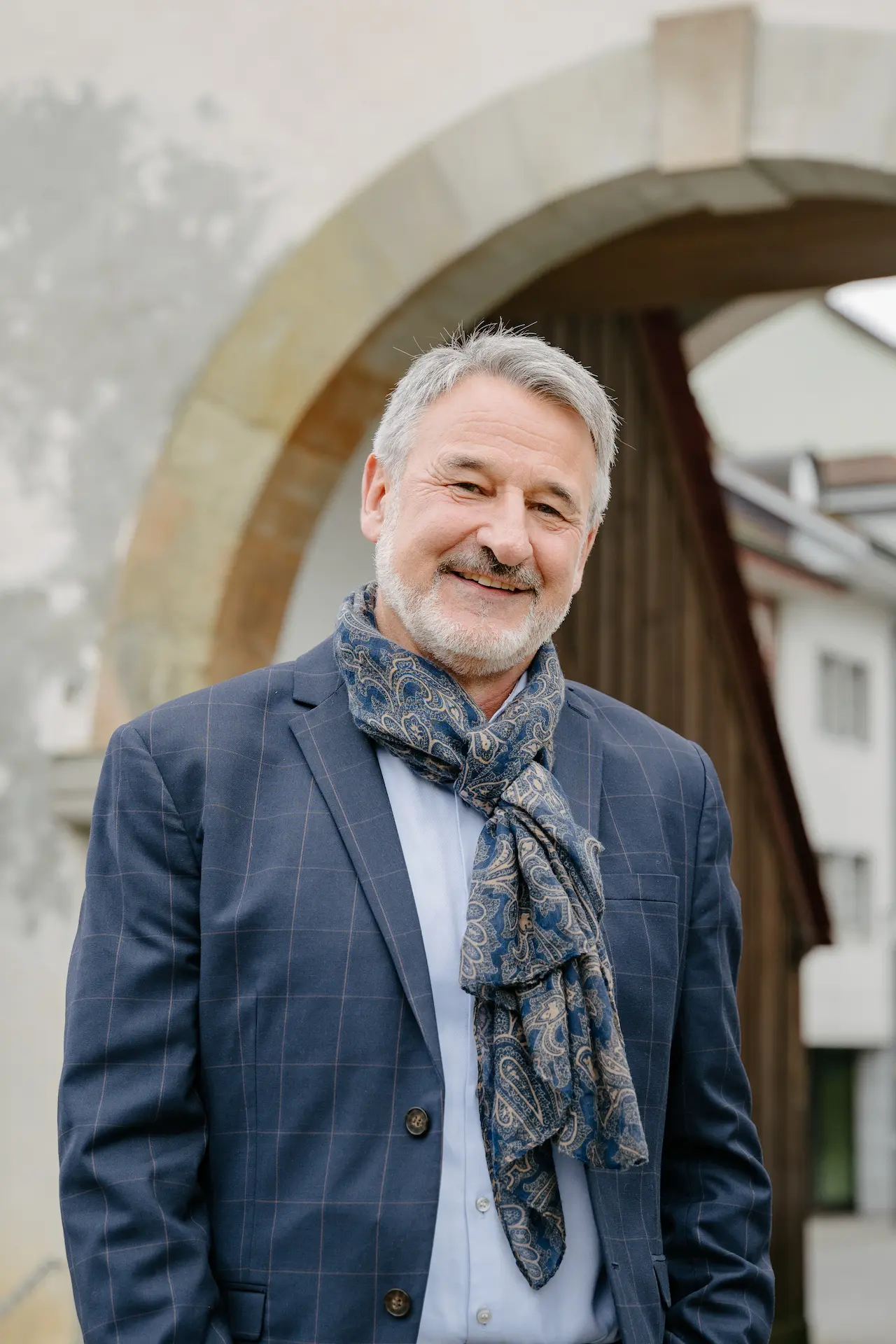 Urs Witprächtiger vor historischem Rundbogen in der Altstadt von Sempach