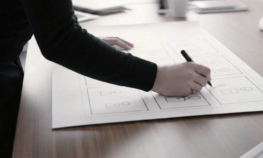 „Präzises Storyboarding: Die strategische Planung von Bildkomposition und Narrativ vor der Produktion.