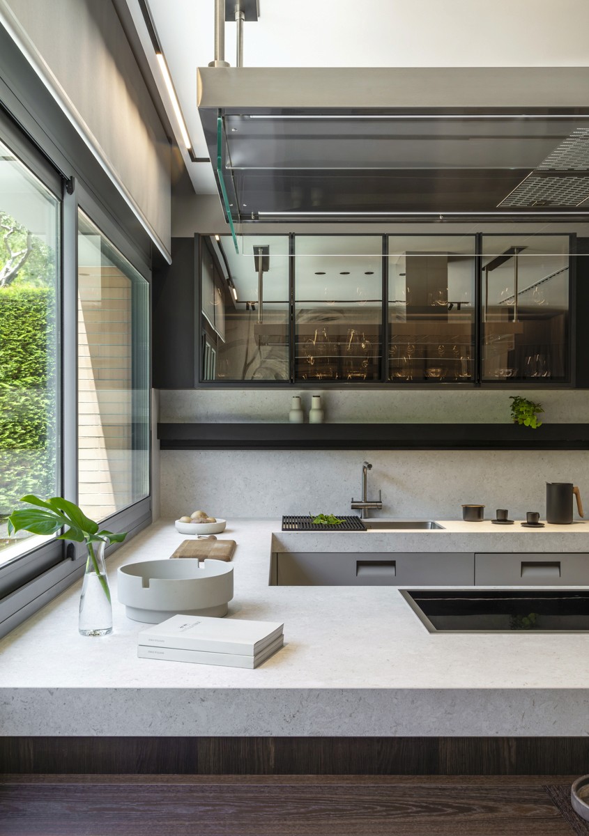 Cocina Arclinea con acabados en mármol y madera de alta gama