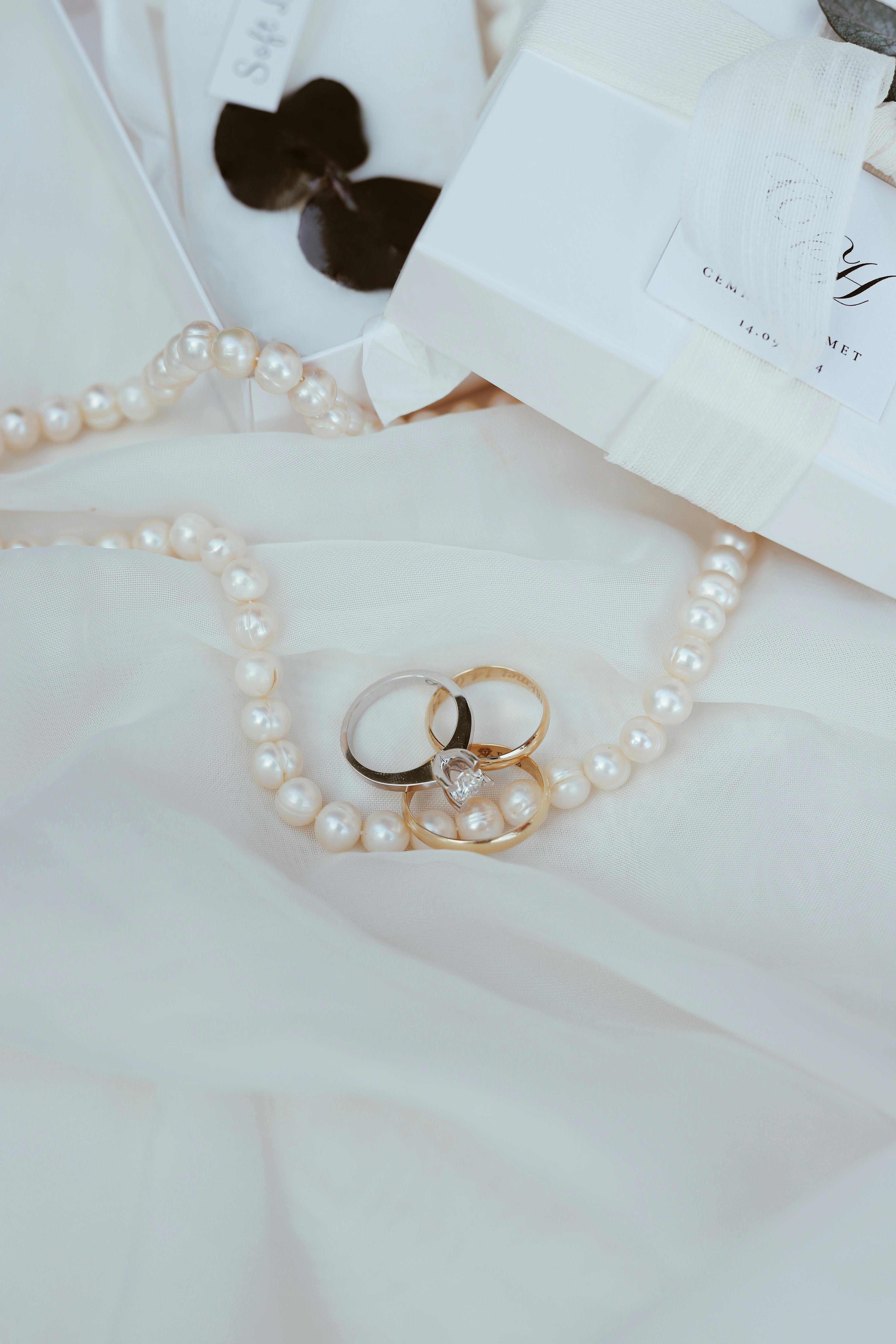 Photo by Hatice: https://www.pexels.com/photo/elegant-bridal-accessories-with-pearls-and-rings-28436706/