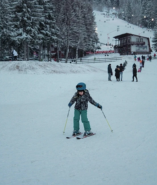 Enfant qui apprend à skier à la montagne