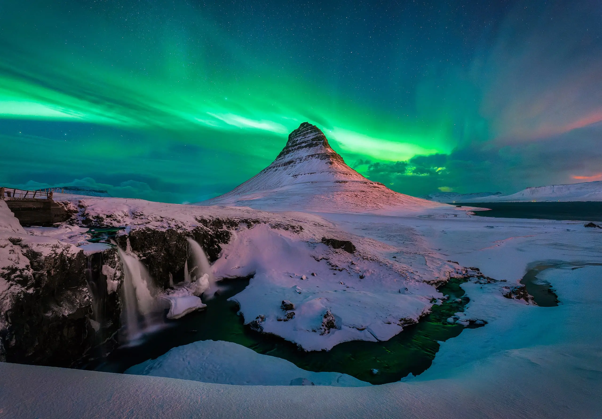Aurora boreal en Kirkjufell, Islandia