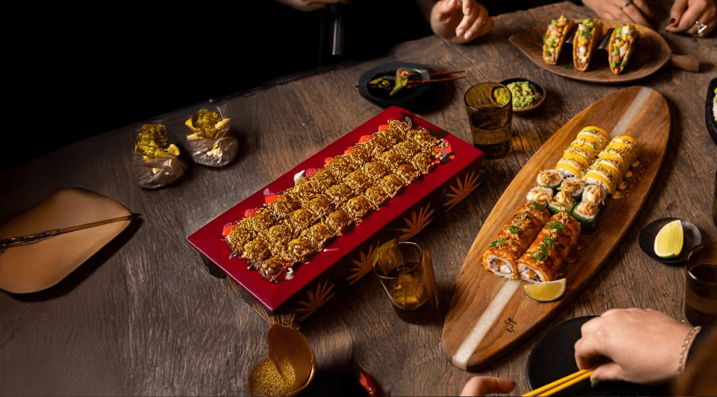 Table avec plats provenant de Côté Sushi