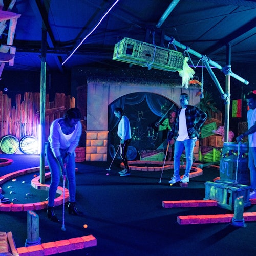 Hou op met naar mijn putt te kijken.
Minigolf - een (w)heel veel plezier - woordspeling bedoeld.