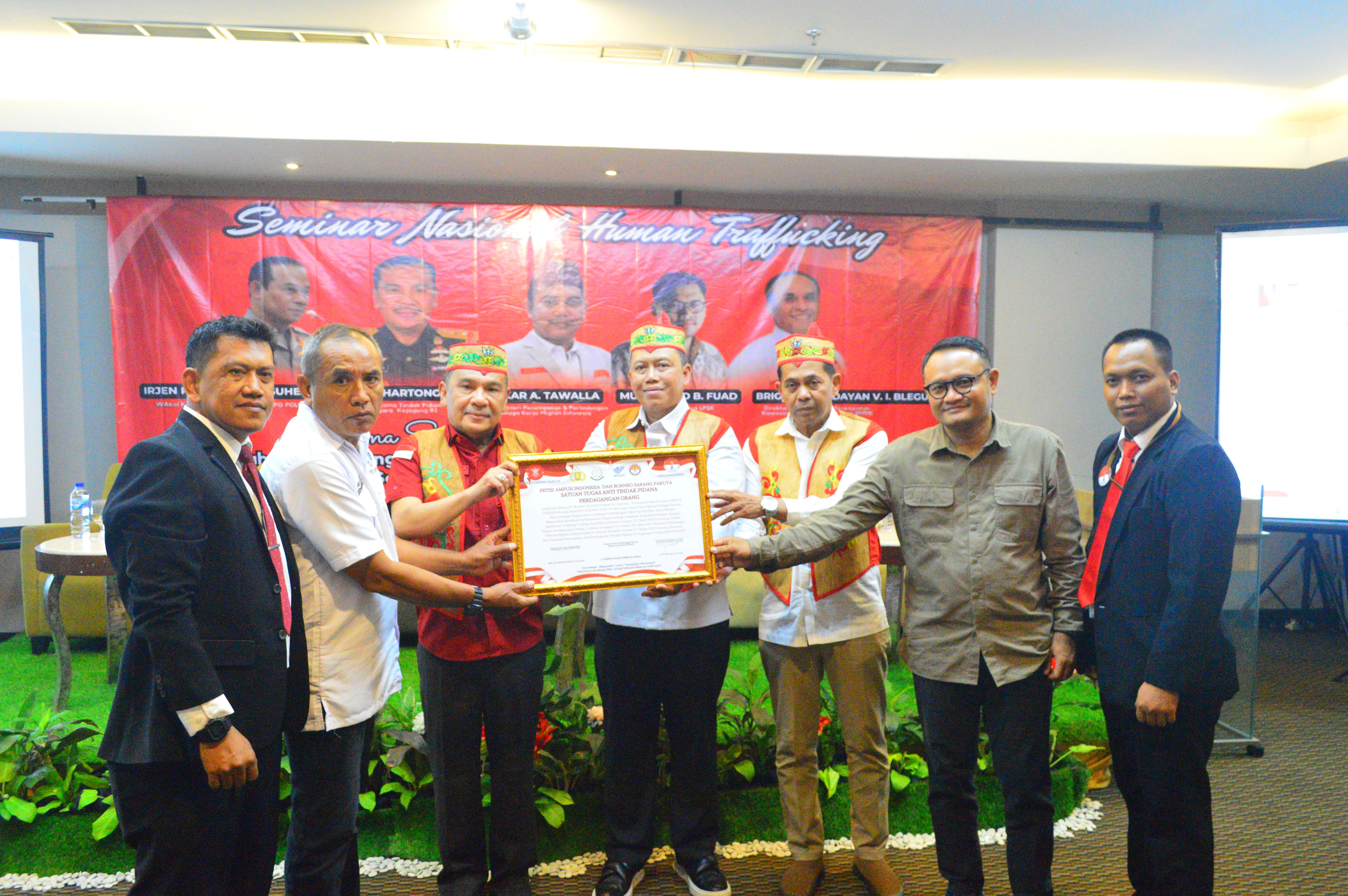 Direktur LBH AMPUH Indonesia, Joni Sudarso, S.H., M.H., berfoto bersama para narasumber dan tamu kehormatan usai Seminar Nasional bertema “Human Trafficking” di Grand Zuri Hotel, Cikarang, Selasa (29/10/2024).