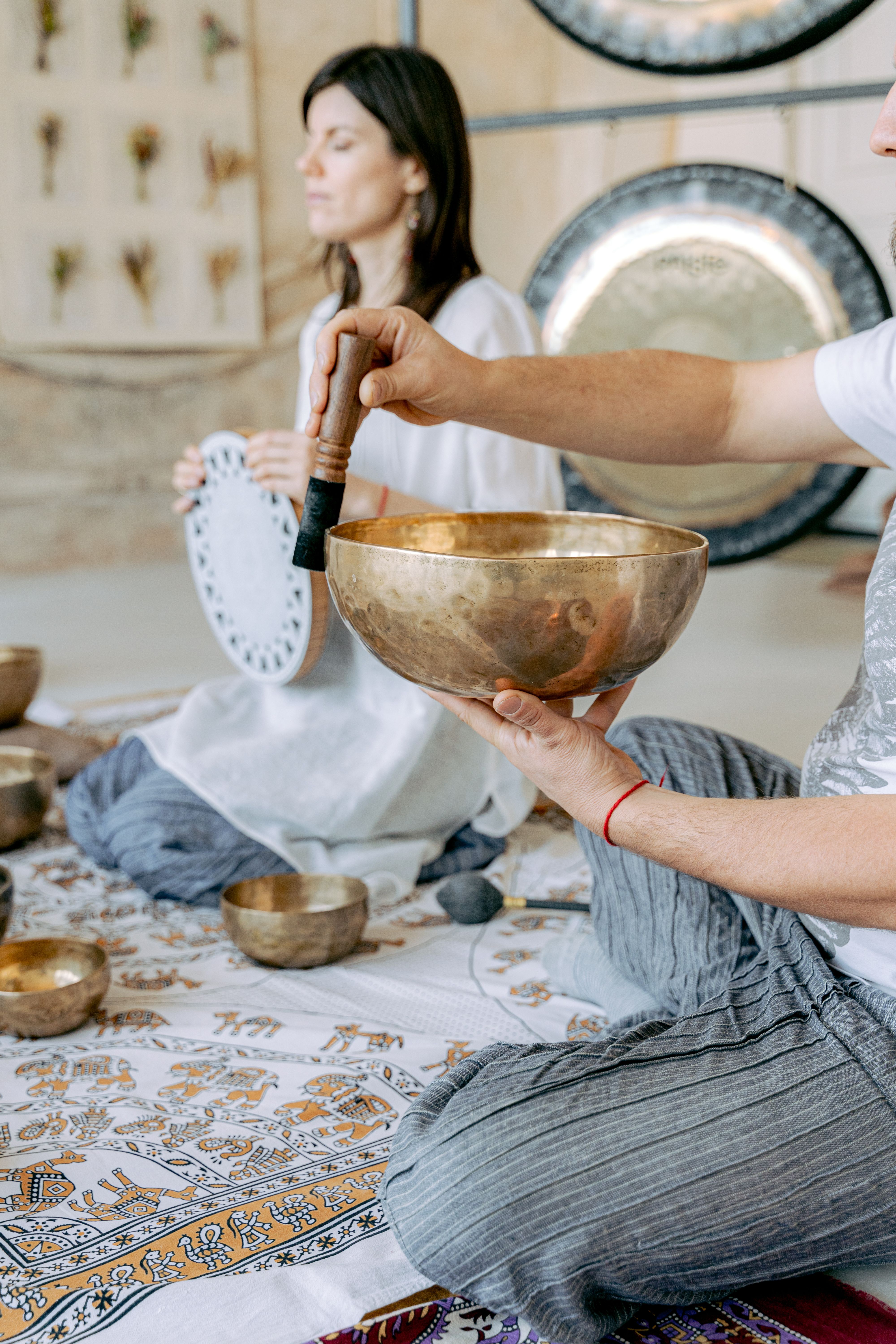 Illustration d'une figure en méditation avec les chakras représentés sur fond doré