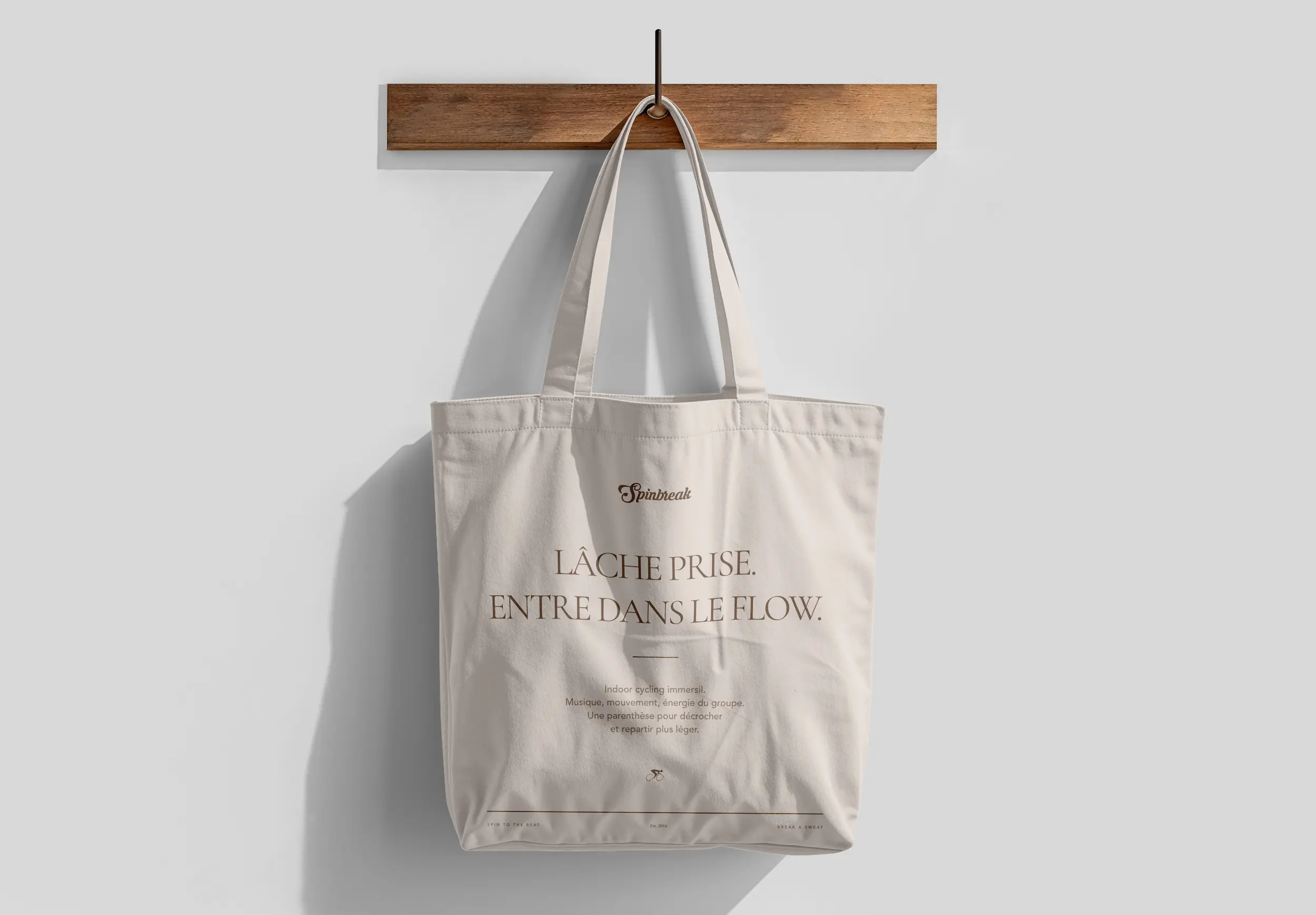 Tote bag beige Spinbreak suspendu, avec le message Lâche prise. Entre dans le flow.