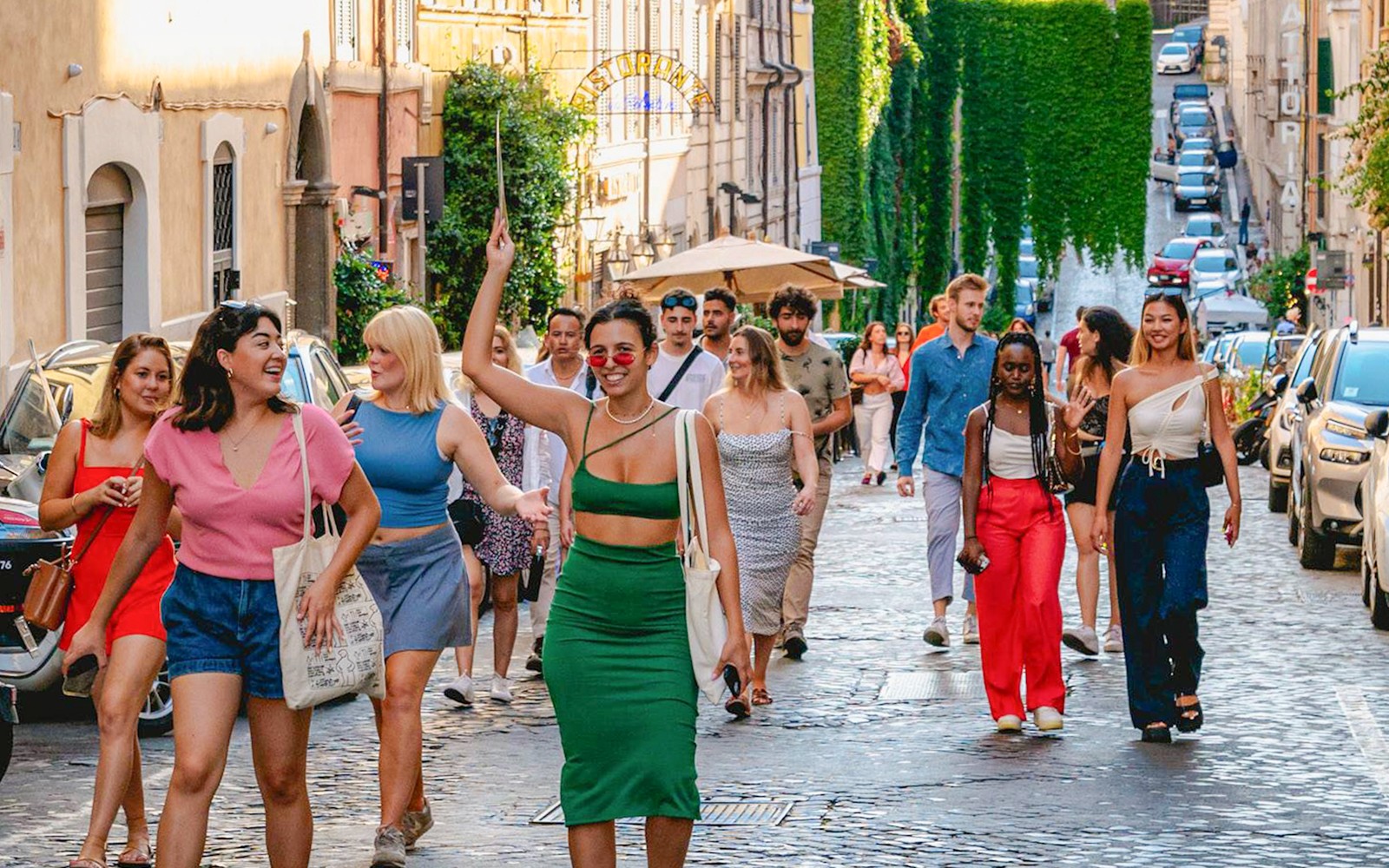 Roma'nın hareketli bölgesinde rehber eşliğinde bar turuna katılan turist grubu.