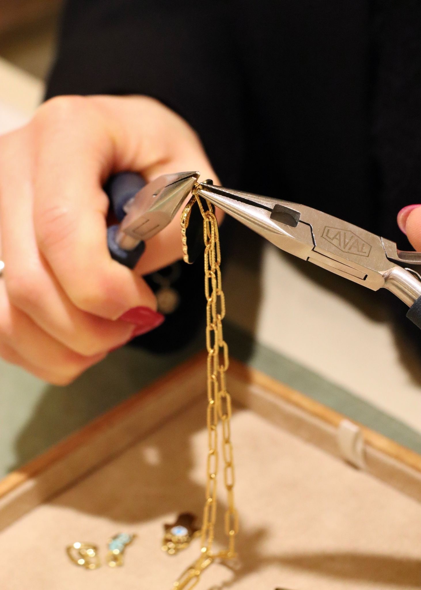 Shooting fotografico per la gioielleria artigianale Laura Sciunnach bijoux realizzato da Aura Studio, agenzia di comunicazione di Genova, per i contenuti social.