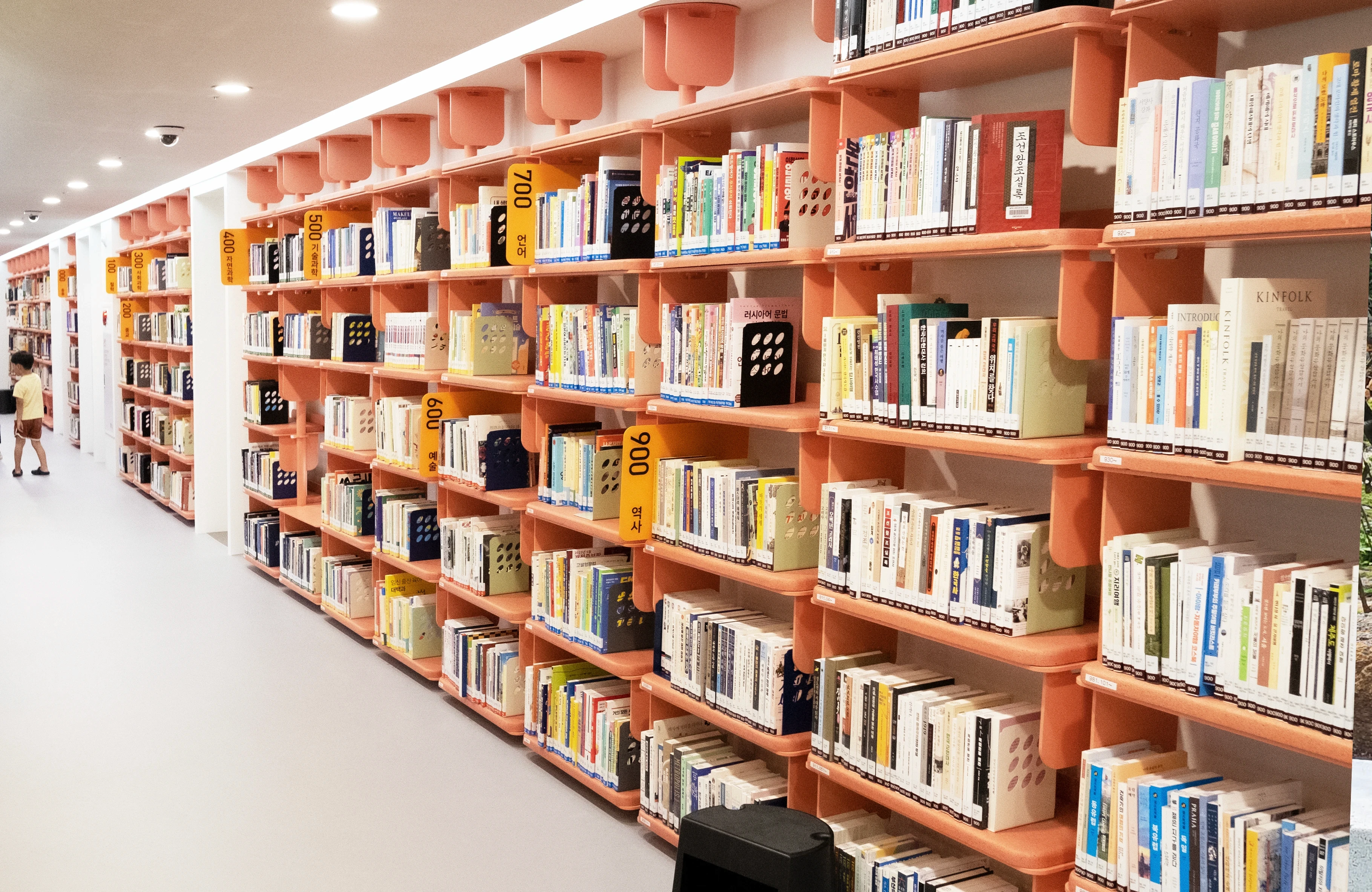 Minimal ceramic vase with dried baby’s-breath stems on a white shelf—clean, neutral home décor.
