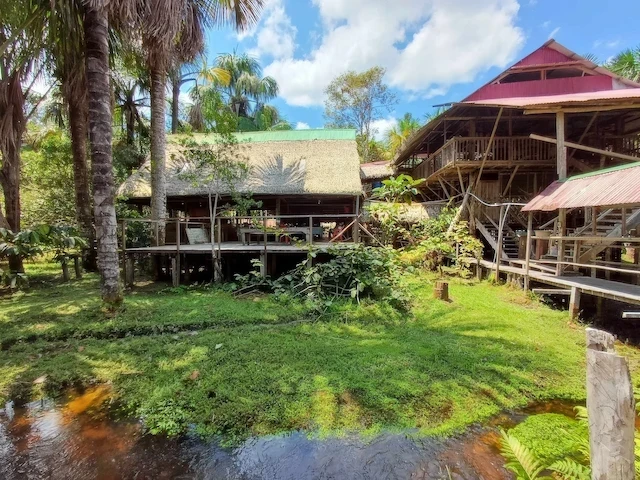 Traditionelle Holzgebäude auf Stelzen im grünen Dschungel von Yushintaita, Peru.