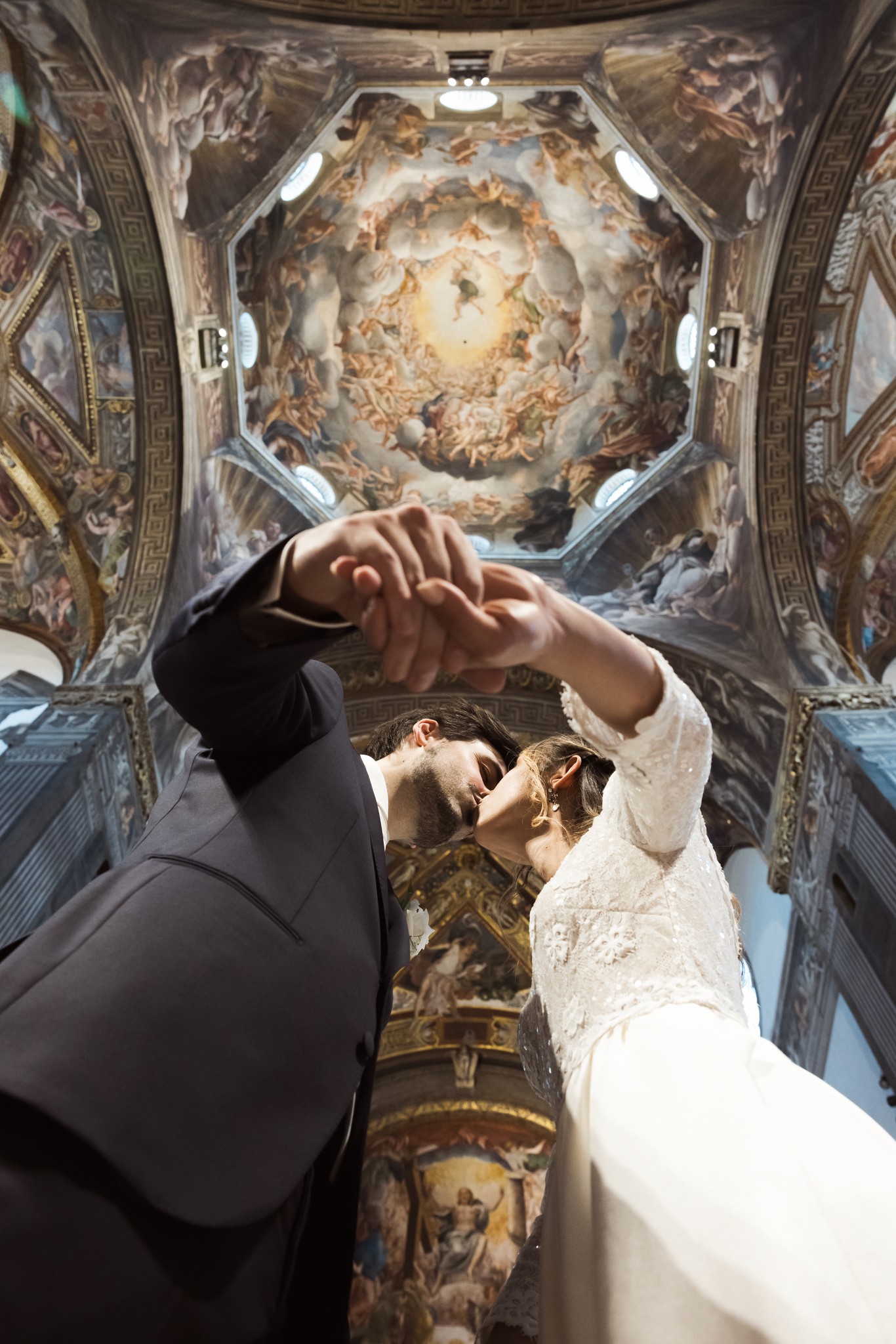 Sposi che si scambiano le fedi sotto la cupola affrescata di Villa Peroni Riva, matrimonio in Emilia-Romagna