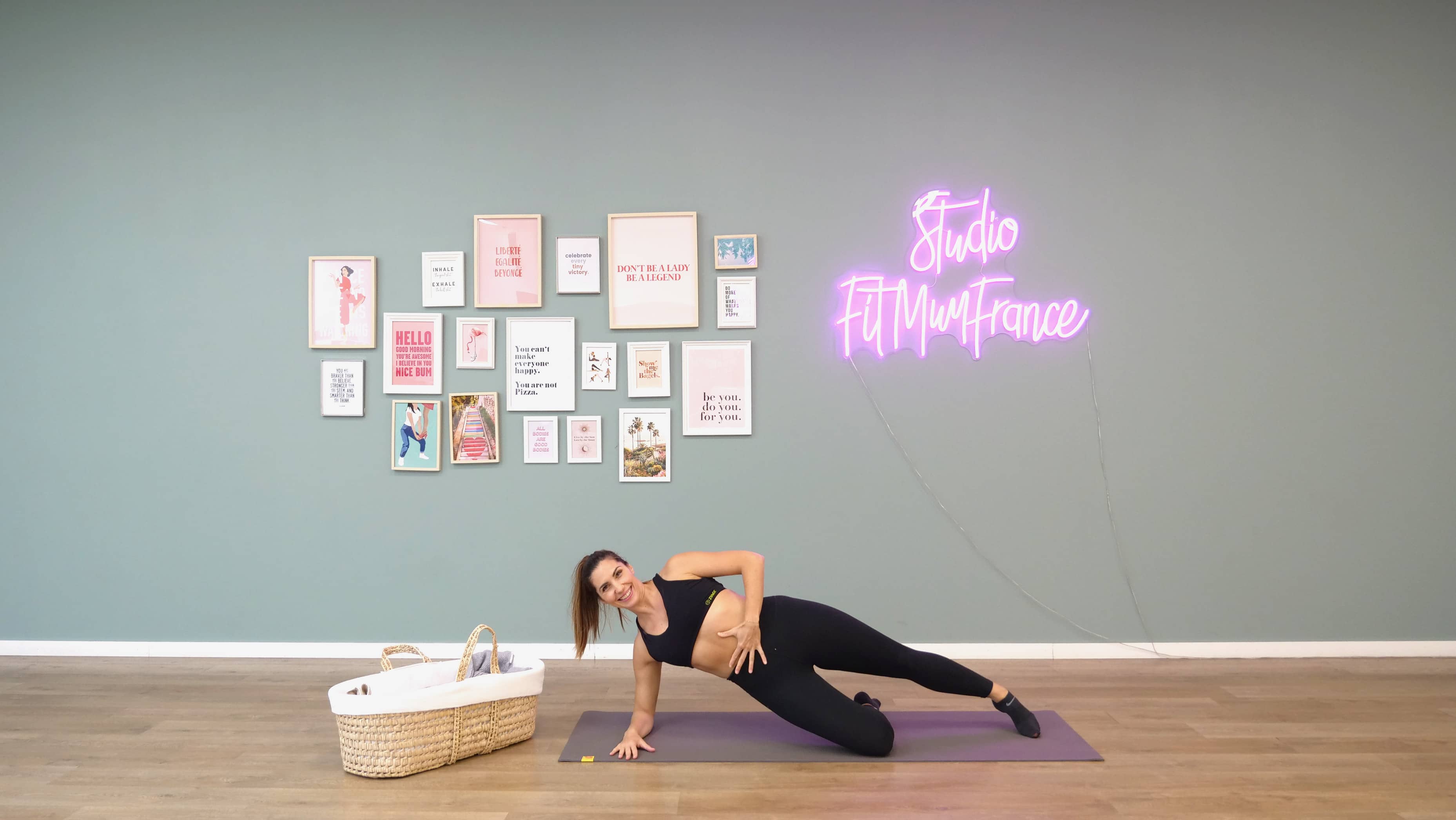 Jeune maman sur le coté pratiquant des exercices de respiration profonde pour reconnecter son périnée et sa sangle abdominale.