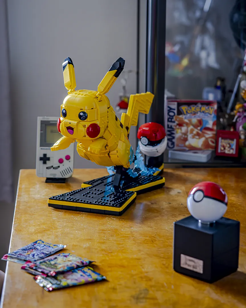 LEGO Pikachu utstilt sammen med Pokéballer og Pokémon-inspirerte samleobjekter.