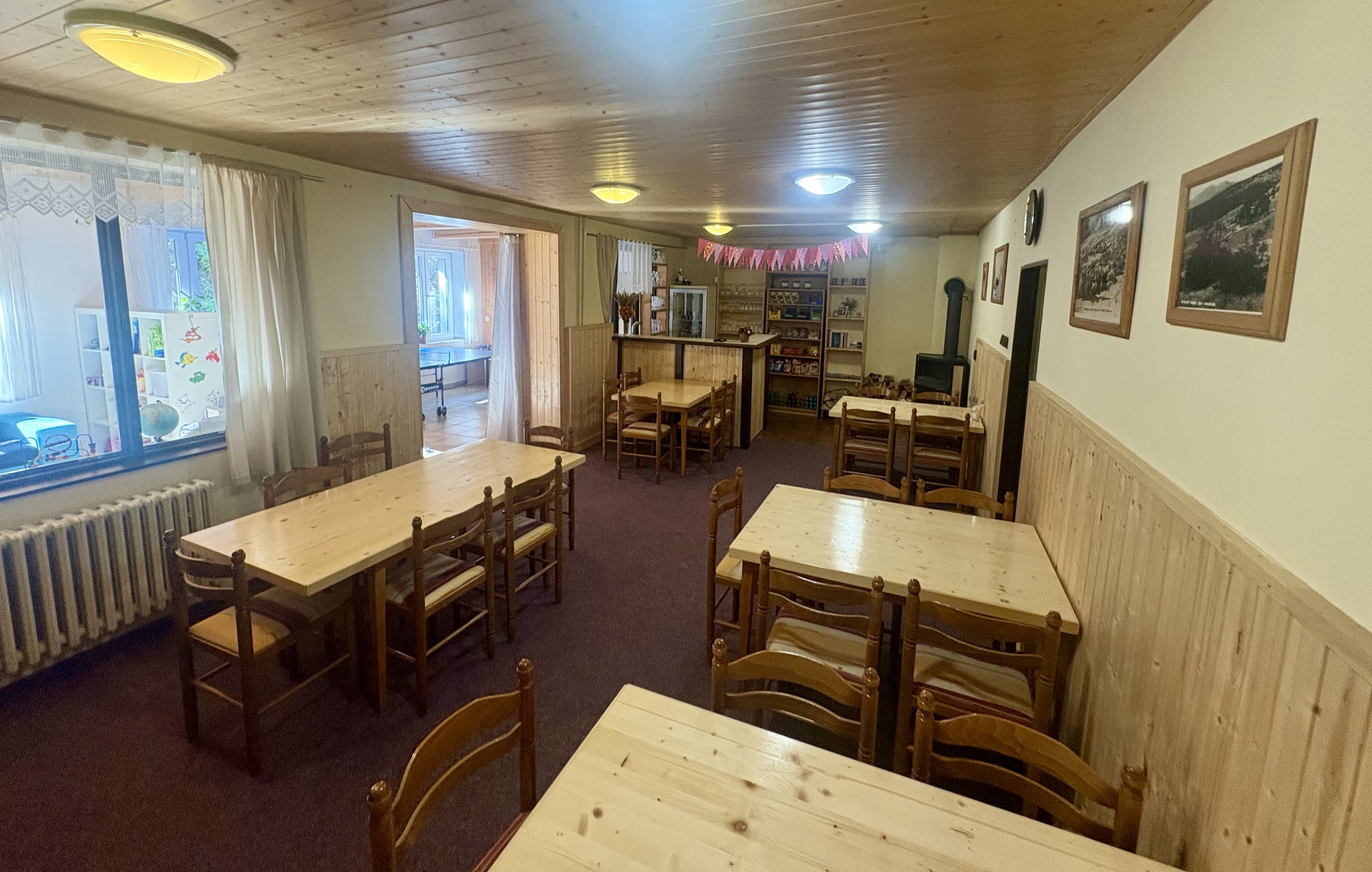 Společenská místnost s barem a krbem