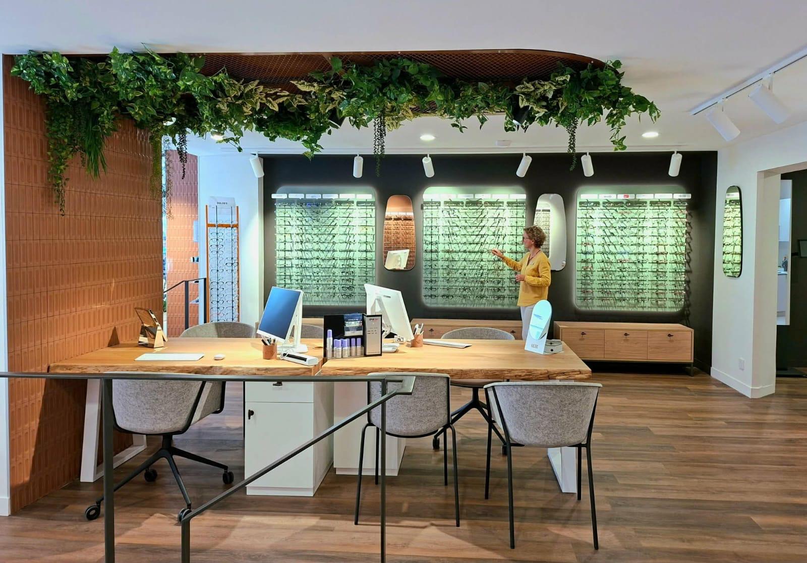 Intérieur de la boutique d'optique La Lunetterie Paimpolaise à Paimpol