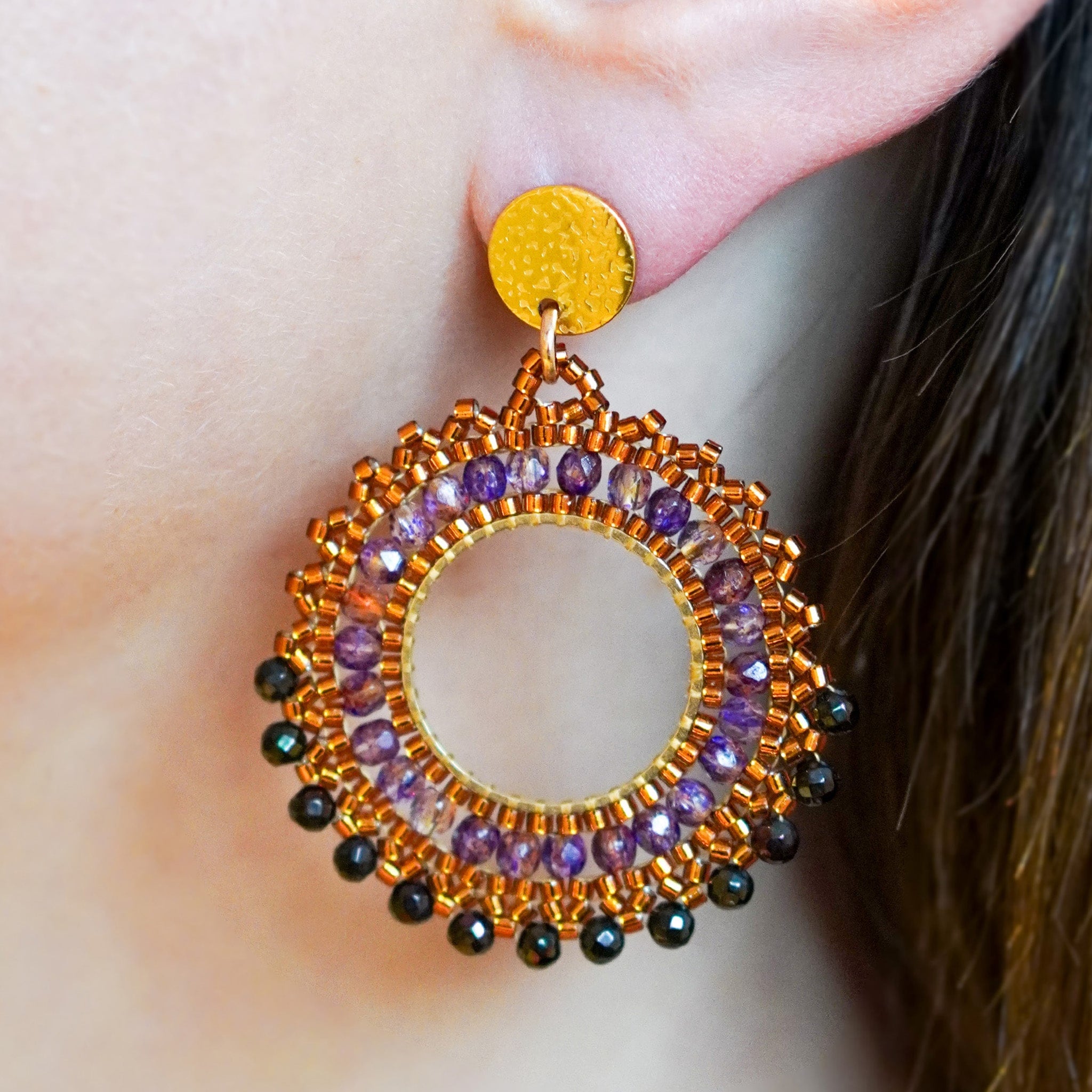 Kolczyki koła handmade z hematytem i koralikami w kolorze miedzi i fioletu