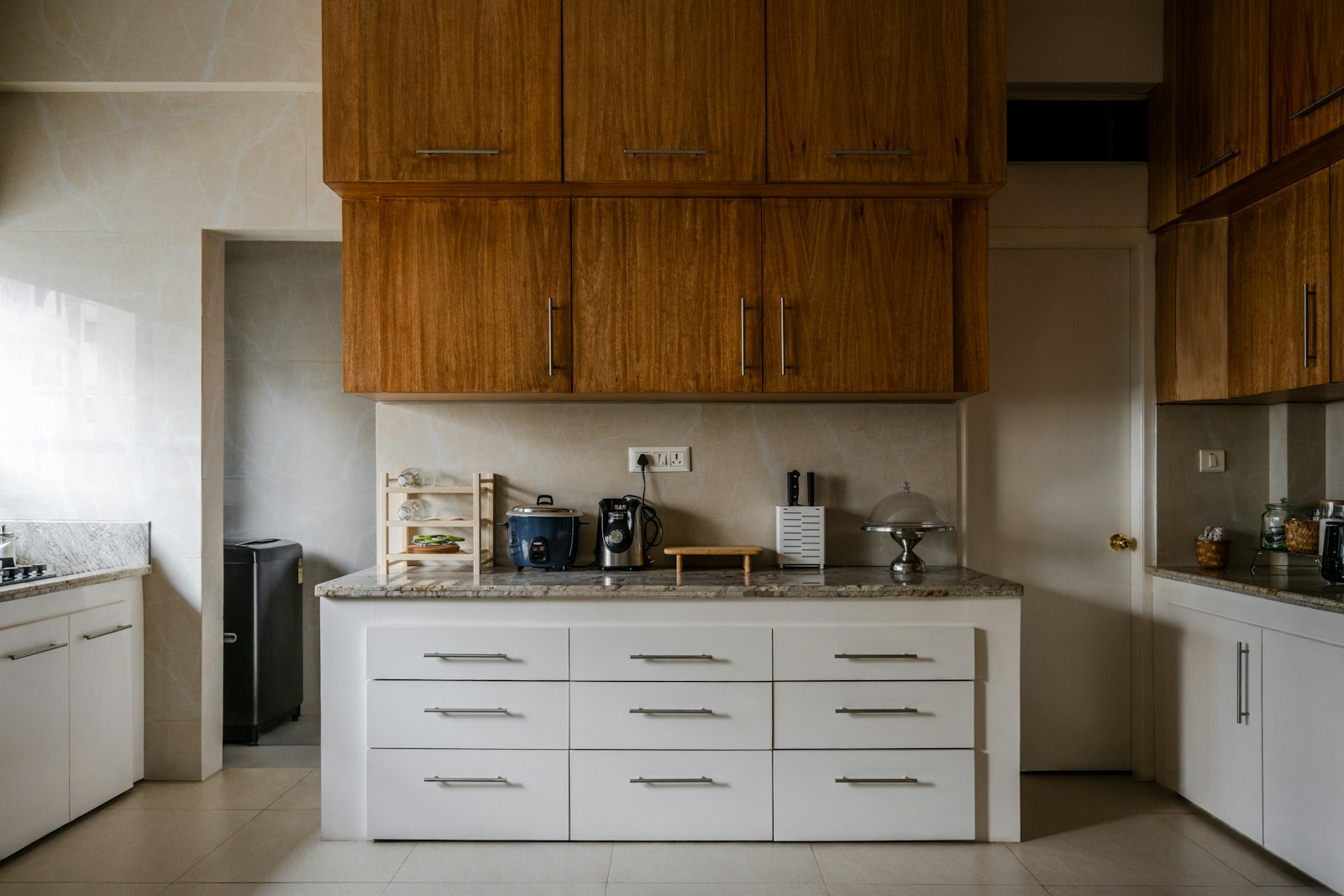 Cocina contemporánea con frentes de madera natural y tonos cálidos