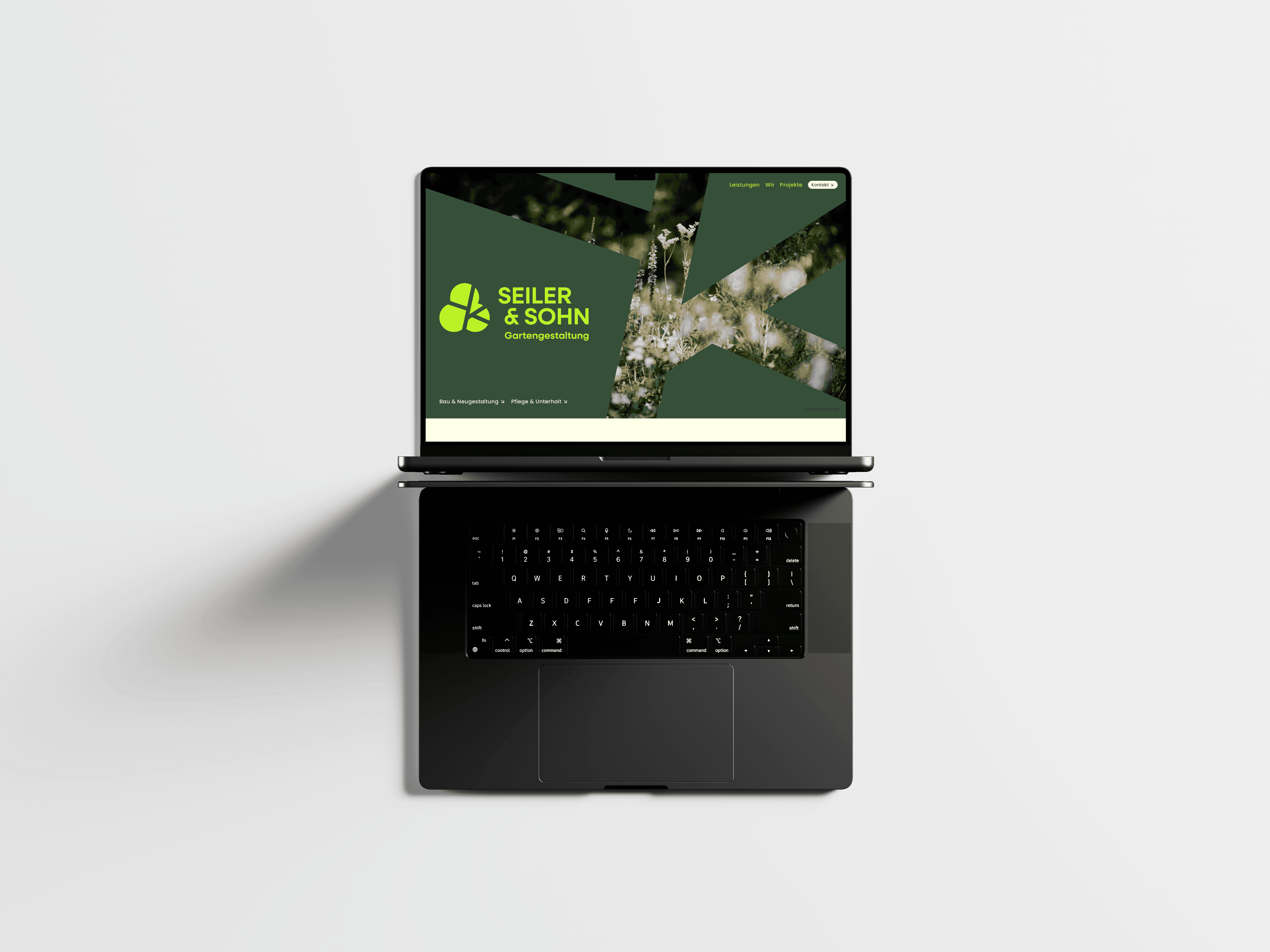 Geöffneter schwarzer Laptop von oben, mit der Desktop-Ansicht der Seiler & Sohn Website: Header mit Logo und Gartenfoto mit Blumenwiese.