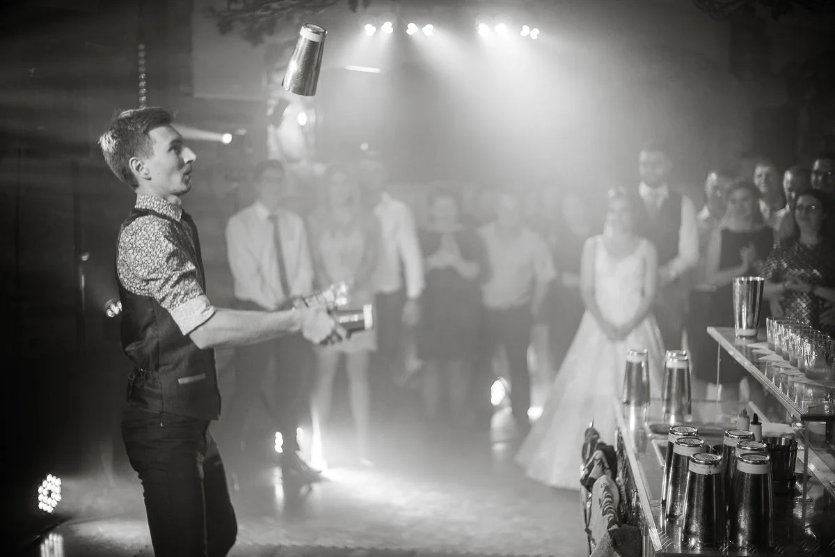 elegancki koktajl przygotowywany przez barmana na wesele przy pomocy sitka