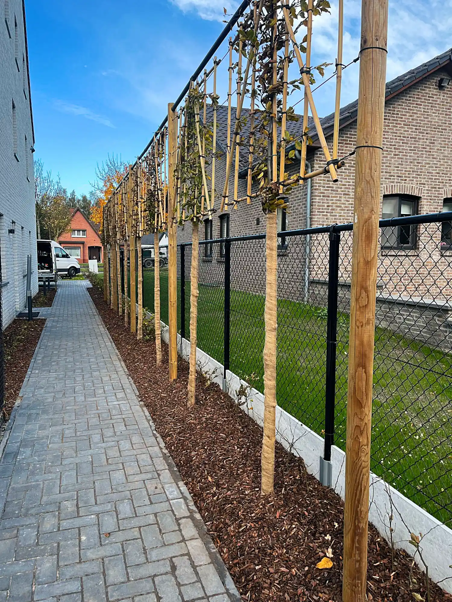Afsluitingen, schuttingen en hekwerk plaatsen door De Boogerd BV in Hamont-Achel. Totaalprojecten tuin in Limburg.