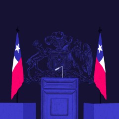 Portada de Cumplimiento de promesas de la Cuenta Pública del Presidente Boric 2024, seguimiento gubernamental de IdeaPaís, mostrando una ilustración de un podio con banderas chilenas a sus costados y el escudo chileno detrás.