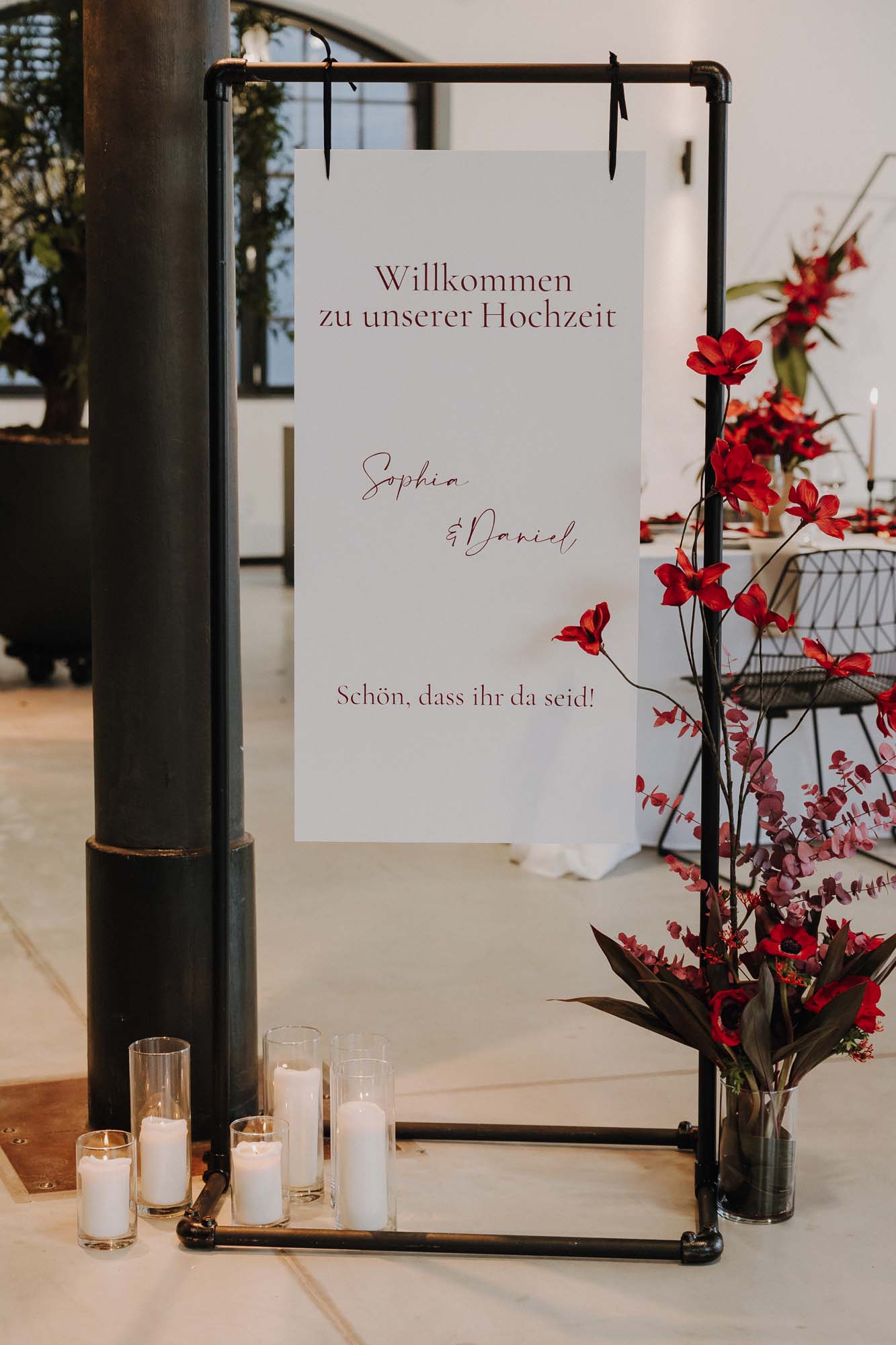 Willkommensschild einer Hochzeit.