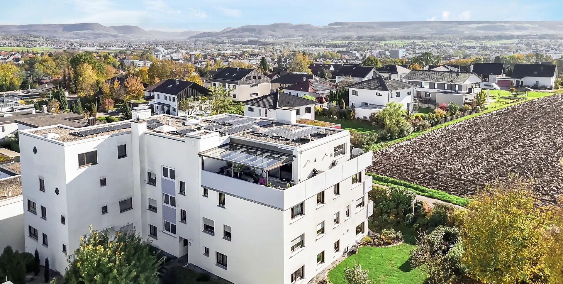 Drohnenaufnahme von Balkonüberdachung in Eislingen/Fils in sepia braun auf Penthouse Terrasse
