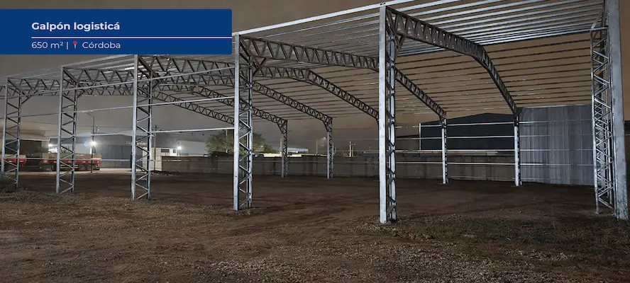 Estructura metálica de galpón logístico para depósito industrial en Córdoba, tinglado de acero para nave logística en construcción.