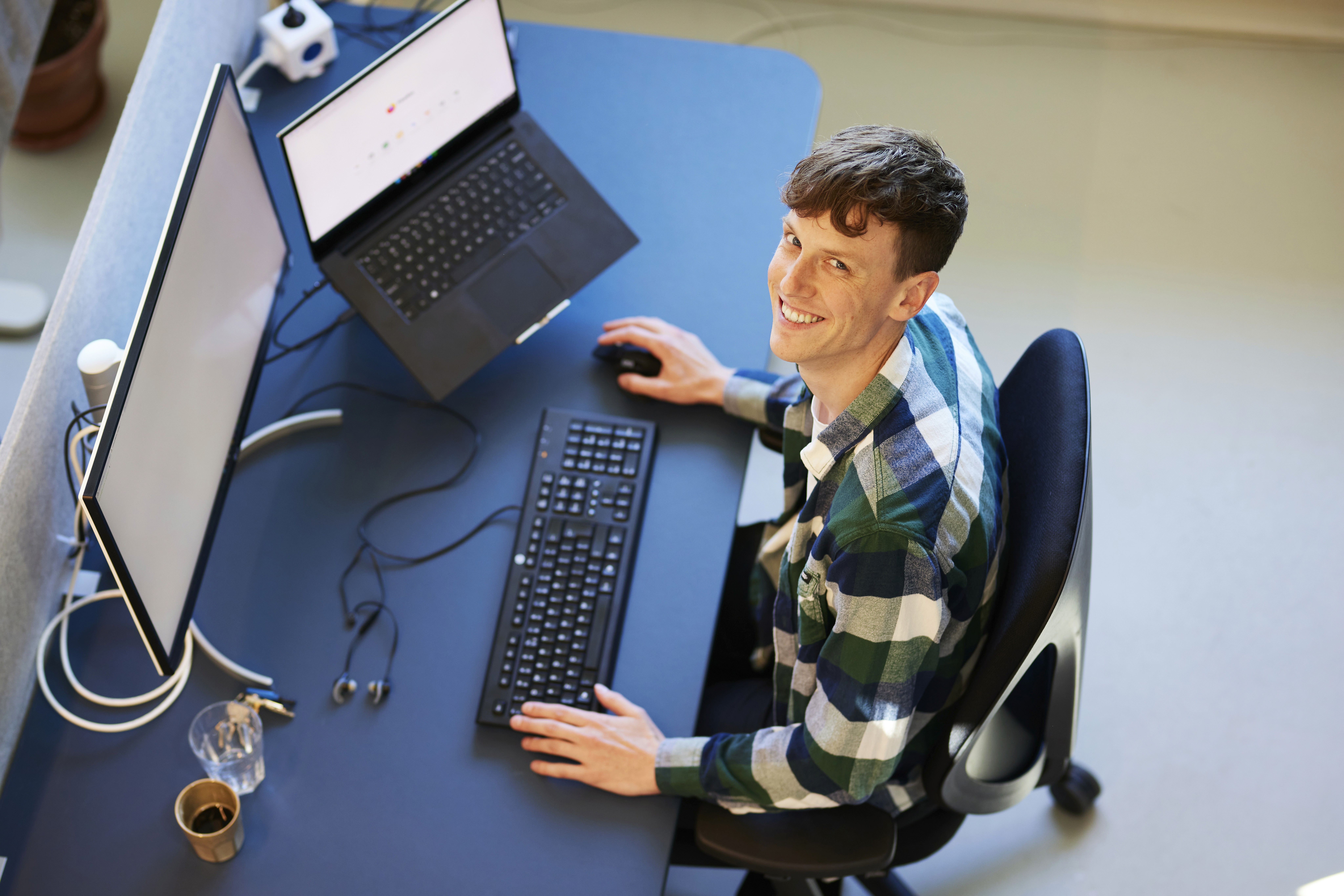 Developer werkt aan project met een glimlach