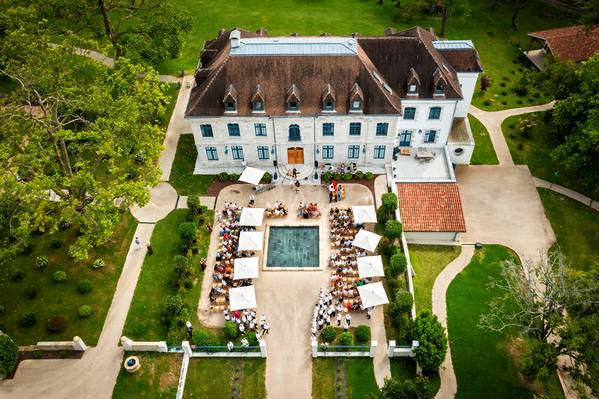 vue aerienne du chateau de larraldia pendant une cérémonie laïque