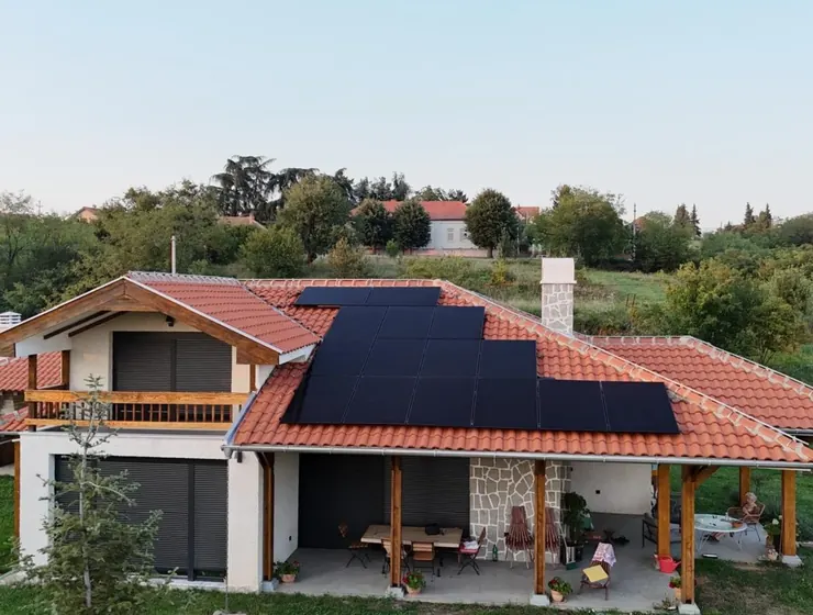Solarni paneli na krovu kuće. Naša referenca.
