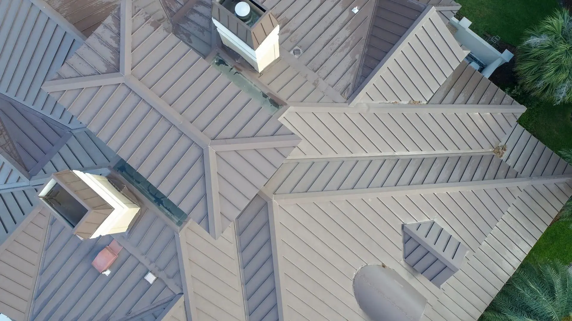 Toiture métallique résidentielle vue aérienne - installation joints debout Montréal