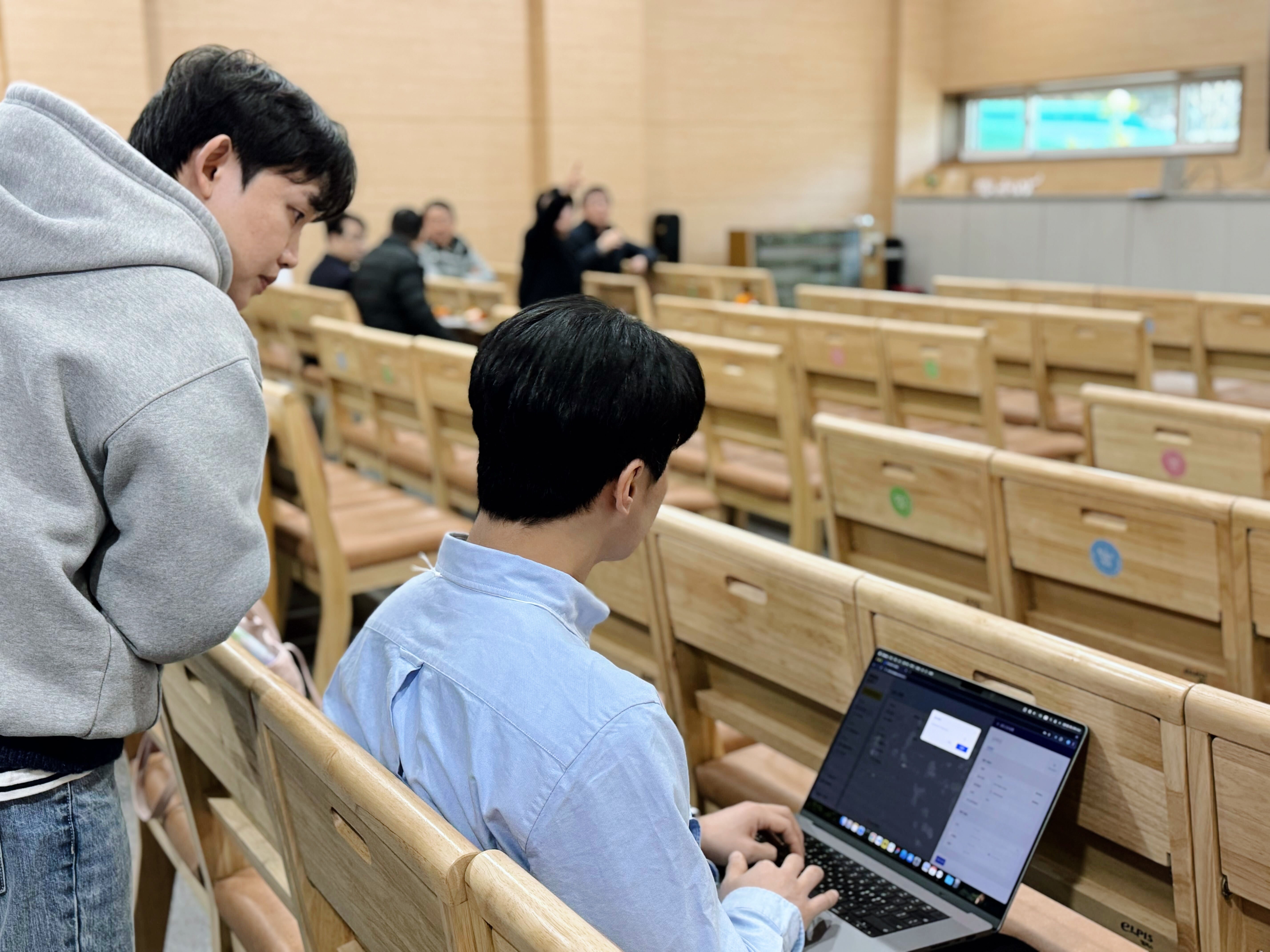 교회 행정 디지털 전환을 위해 교회톡 서비스를 직접 시연하는 모습