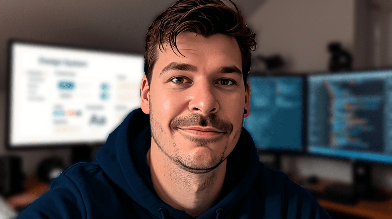 Porträt von UX Designer Arne Schüler vor Monitoren in seinem Arbeitszimmer.