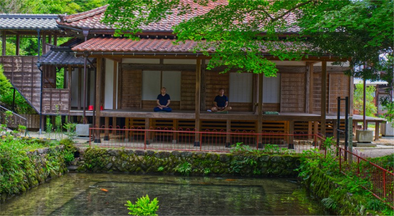 Meditating in the Gyokuryu-ji garden