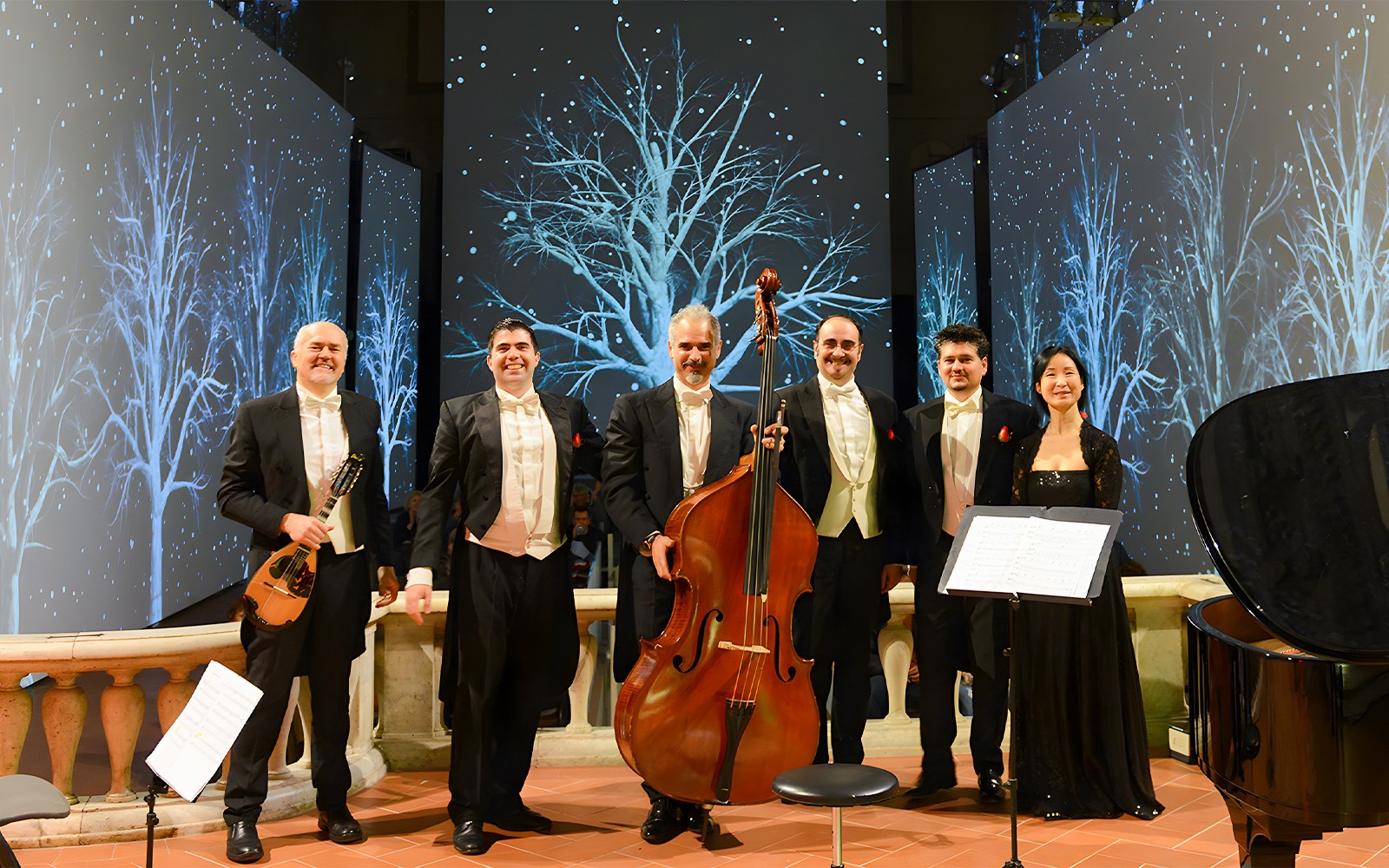 Zenészek hangszerekkel a színpadon a Toskán Vacsora és a Három Tenor Koncertjén Firenzében.
