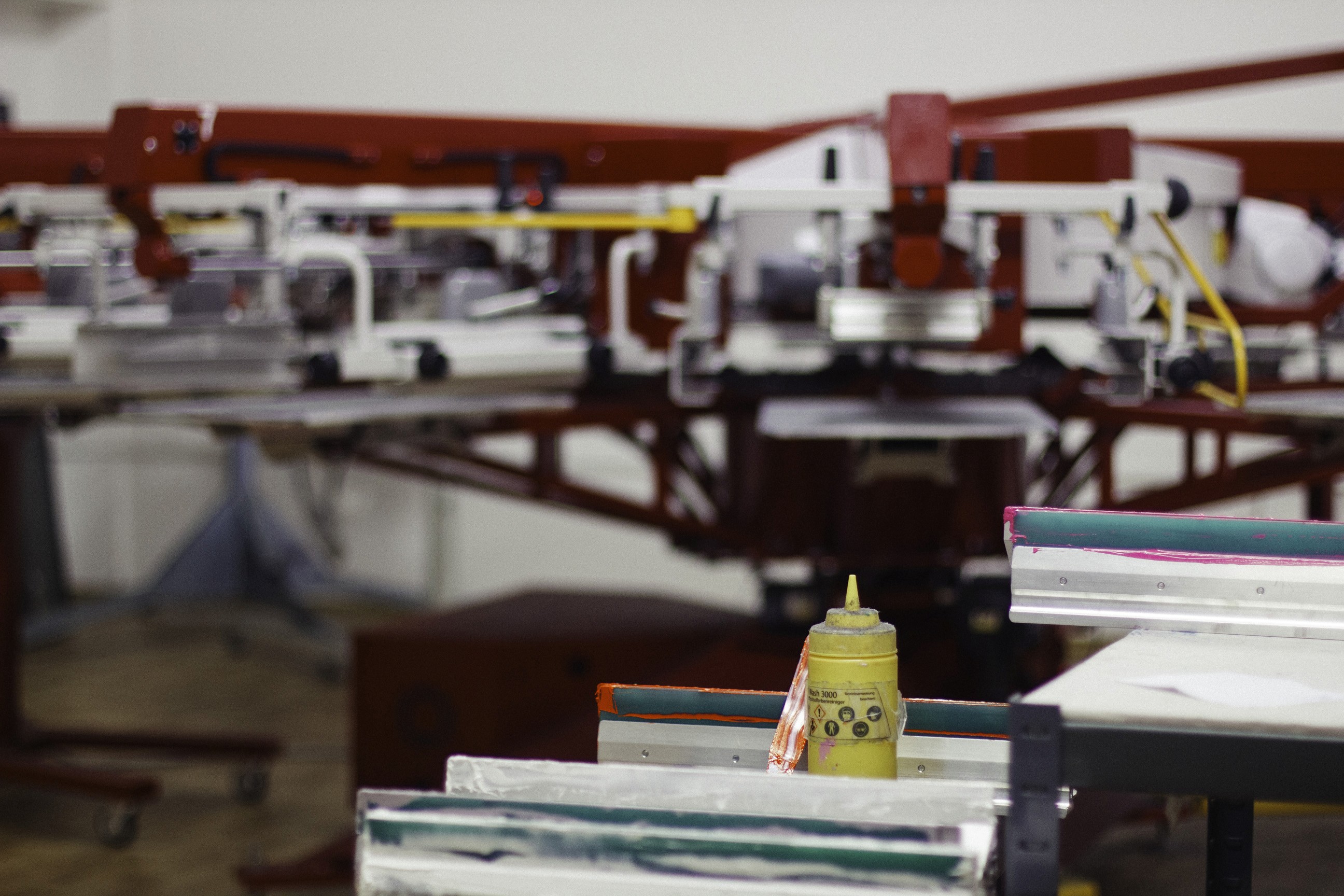 Ein Siebdruckhalbautomat im Hintergrund mit Rakel 