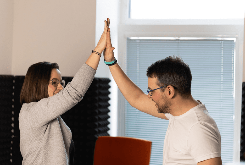 Tým vydavatelství oslavuje dokončení knihy před odesláním do tiskárny