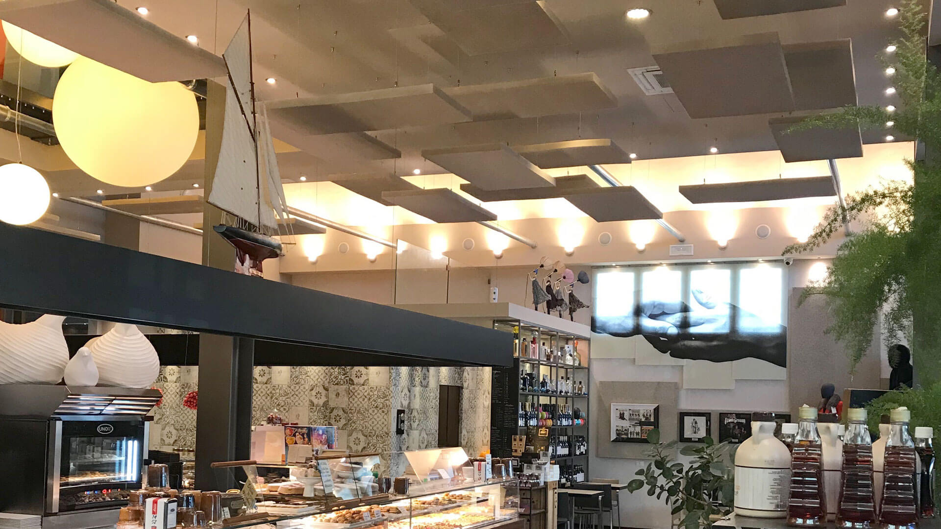 locale ristorante con pannelli fonoassorbenti in posizione pendant di effetto elegante