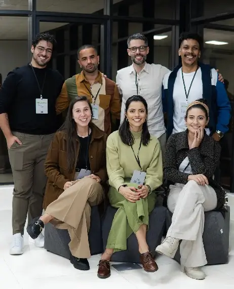 Alunos da Tera reunidos após desenvolver uma solução de Inteligência Artificial para auxiliar acompanhantes de idosos, exemplo de projeto criado por AI Builders.