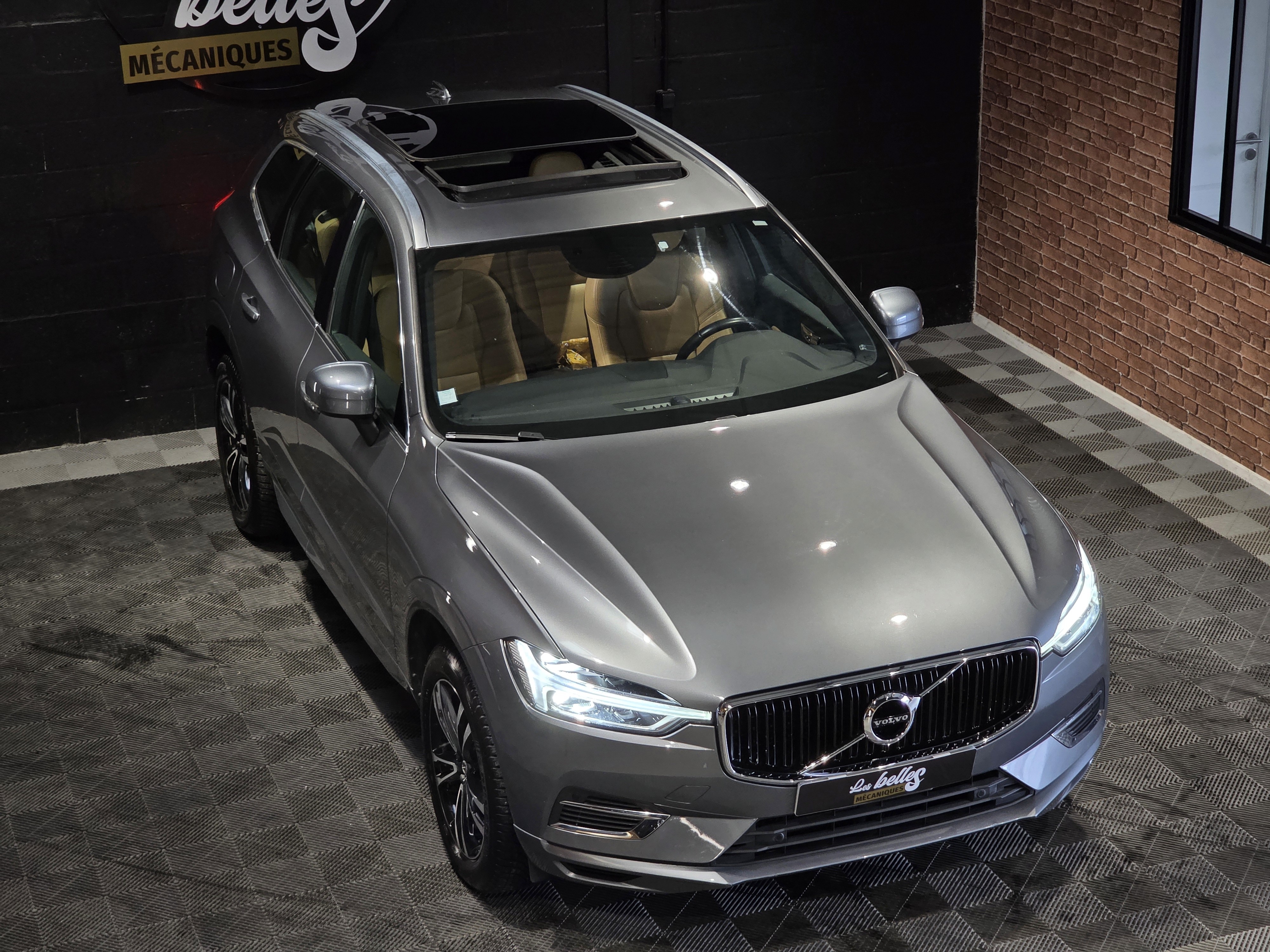 Volvo XC60 finition Inscription vu de dessus, carrosserie gris Pebble Grey, showroom Les Belles Mécaniques Martignas-sur-Jalle