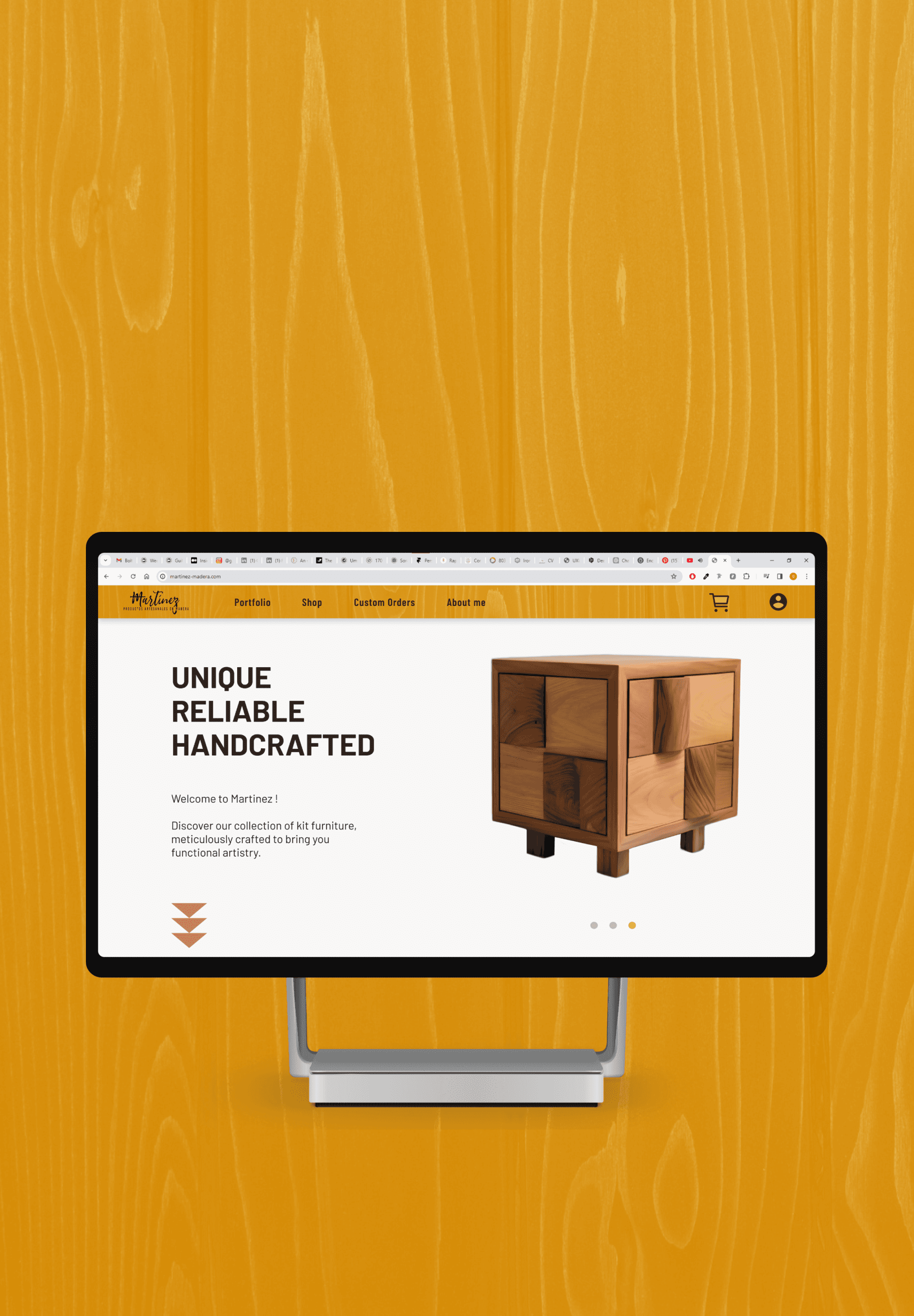 Un écran d'ordinateur de bureau affichant la page d'accueil d'un site e-commerce. Fond jaune vif avec une texture de bois.