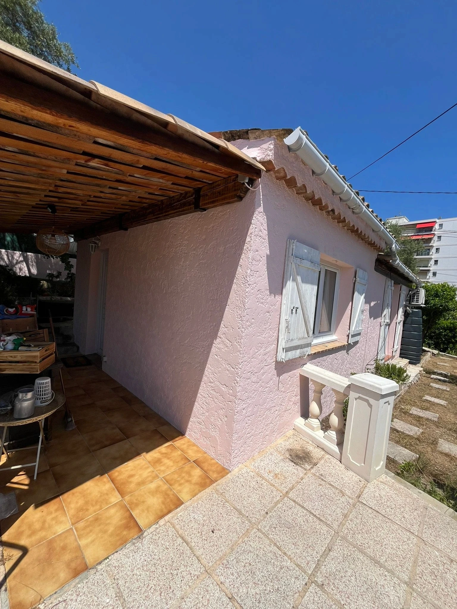 Façade repeinte après travaux de peinture extérieure à Antibes - Nel Peinture Bâtiment